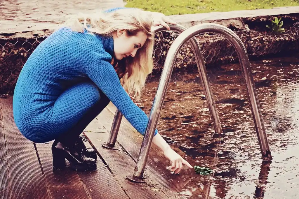 girl almost bitten by frog